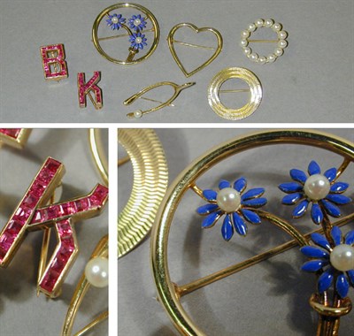 Lot 89 - Seven Assorted Pins 14 kt. yellow gold, of...