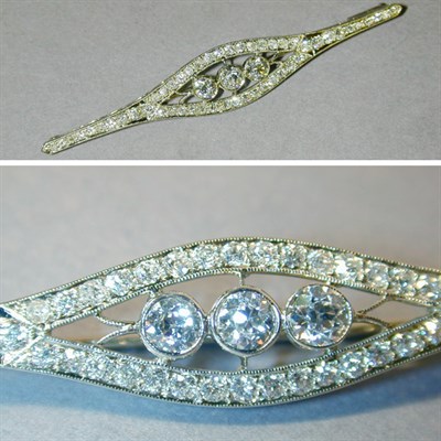 Lot 284 - Three Stone Diamond Bar Pin 14 kt. white gold,...