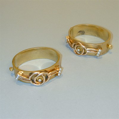 Lot 330 - Pair of Gold Bangle Bracelets 14 kt. yellow...