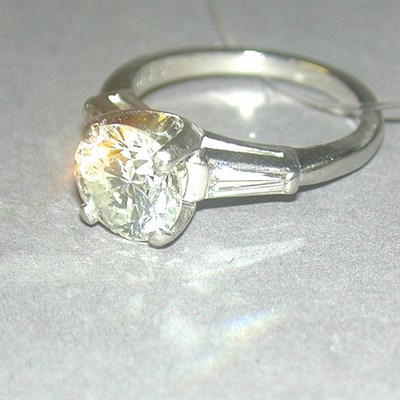 Lot 426 - Diamond Engagement Ring Platinum, set to the...