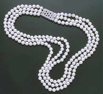 Lot 281 - Cultured Pearl Necklace The three strand...