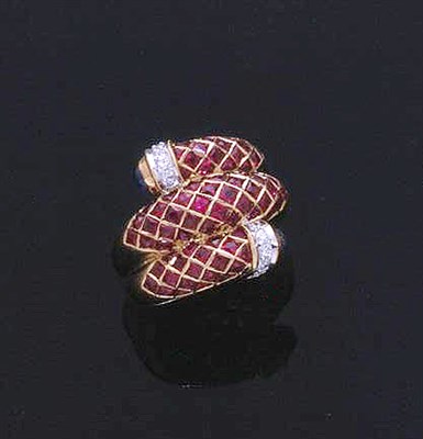 Lot 274 - Ruby Snake Ring 18 kt. yellow gold, of...