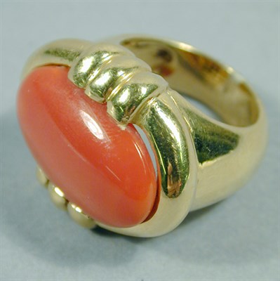 Lot 242 - Red Coral Ring 18 kt. yellow gold, set to the...