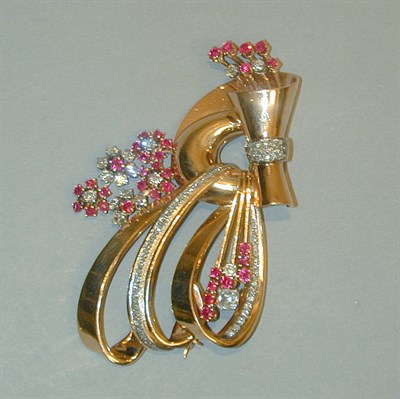 Lot 398 - Retro Diamond and Ruby Brooch 14 kt. yellow...