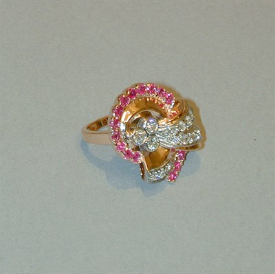 Lot 238 - Retro Diamond and Ruby Ring 14 kt. red gold,...