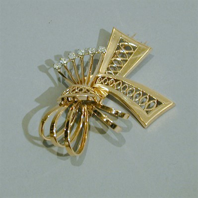Lot 207 - Diamond Ribbon Pin 14 kt. yellow gold, of...
