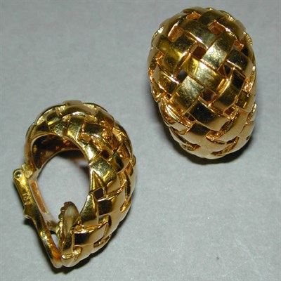 Lot 106 - Pair of Gold Earclips 18 kt. yellow gold, the...