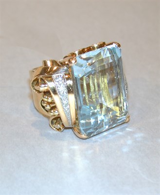 Lot 397 - Aquamarine and Diamond Ring 18 kt. yellow gold,...