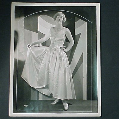 Lot 188C - MOTION PICTURE STARS Approximately 600 black...