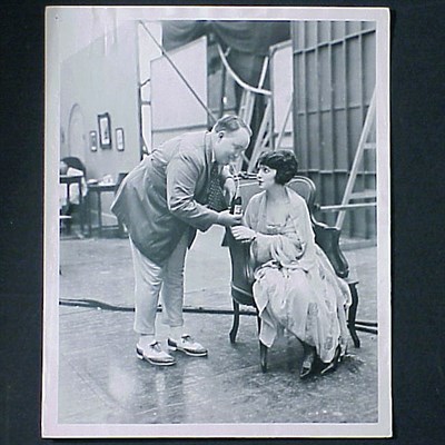 Lot 121 - MOTION PICTURE STARS Approximately 600 black...