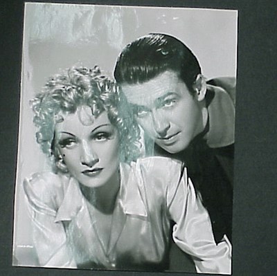 Lot 129 - MOTION PICTURE STARS Approximately 700 black...