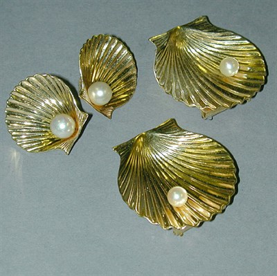Lot 316 - Suite of Gold and Cultured Pearl Jewelry 14 kt....