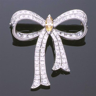 Lot 297 - Articulated Diamond Bow Pin Platinum, set...