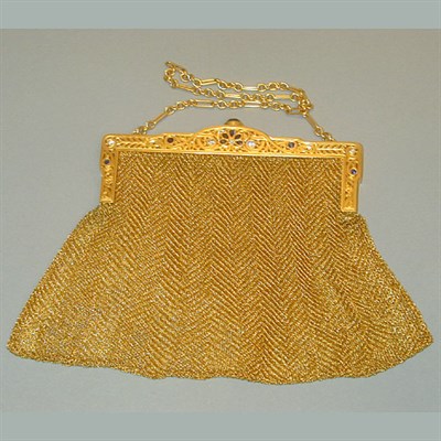 Lot 134 - Gold Mesh Purse 14 kt. yellow gold, the rigid...