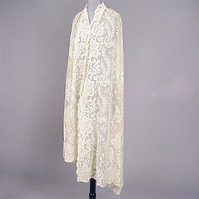 Lot 559 - Blonde Lace Shawl Early 19th century Floral...