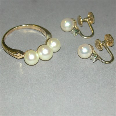Lot 83 - Cultured Pearl Ring and Pair of Earrings 14 kt....