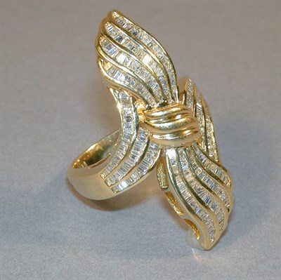 Lot 249 - Diamond Bow Ring 18 kt. yellow gold, set...