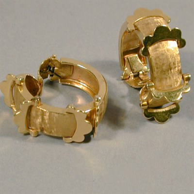 Lot 34 - Pair of Gold Hoop Earclips 14 kt. yellow gold,...
