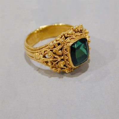 Lot 234 - Green Tourmaline Ring 22 kt. yellow gold, the...