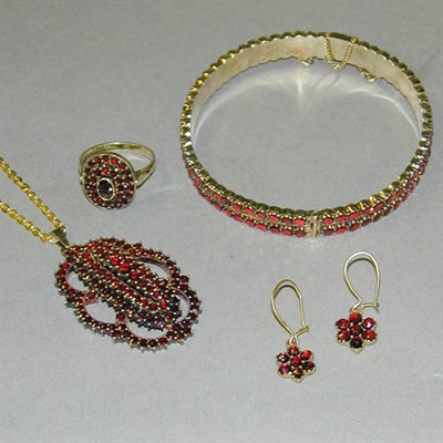 Lot 321 - Suite of Garnet Jewelry 9 kt. and 14 kt....