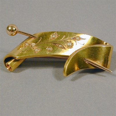 Lot 50 - Gold and Half-Pearl Pin 18 kt. yellow gold,...