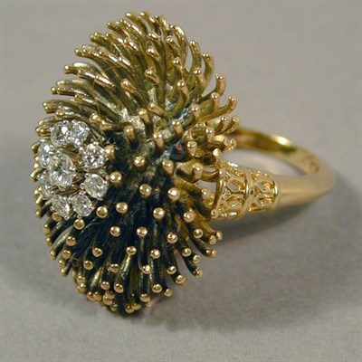 Lot 12 - Gold and Diamond Cluster Ring 18 kt. yellow...