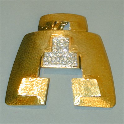 Lot 375 - Large Gold and Diamond Pin/Pendant 18 kt....