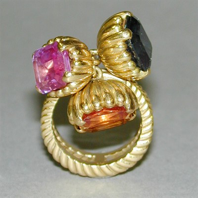 Lot 114 - Gold Three Pendant Ring 18 kt. yellow gold,...