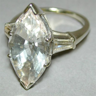 Lot 10 - Imitation Stone Ring 14 kt. white gold, set to...