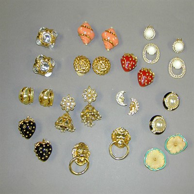 Lot 29 - Lot of Assorted Costume Jewelry Earclips