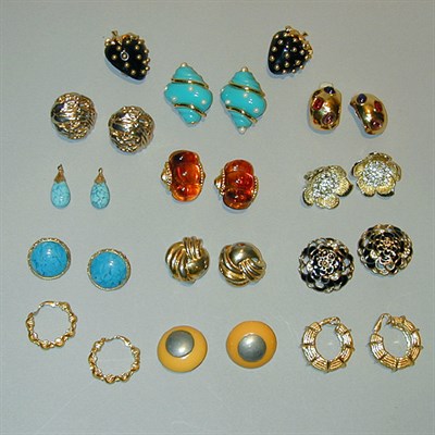 Lot 28 - Lot of Assorted Costume Jewelry Earclips