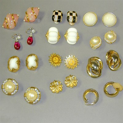 Lot 24 - Lot of Assorted Costume Jewelry Items