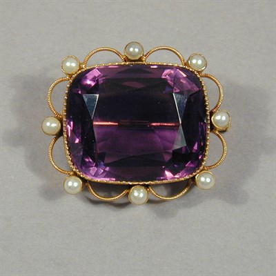 Lot 283 - Antique Amethyst Pin/ Pendant 15 kt. yellow...