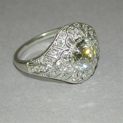 Lot 424 - Edwardian Diamond Ring Platinum, the fancy...