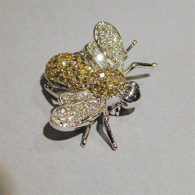 Lot 226 - Diamond Bee Pin 18 kt. white gold, the wings...