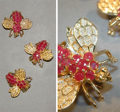 Lot 266 - Three Ruby Bee Pins 14 kt. yellow gold, each...