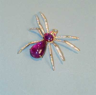Lot 333 - Spider Pin 18 kt. yellow gold, set to the body...