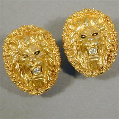 Lot 80 - Pair of Lion's Head Earclips 14 kt. yellow...