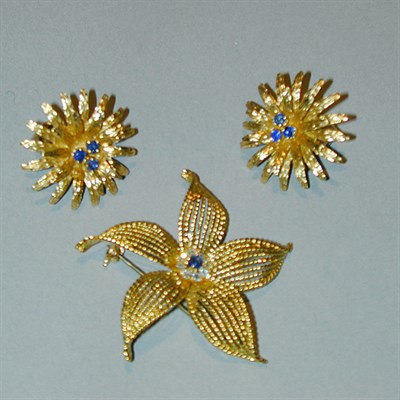 Lot 173 - Pair of Flower Earclips and Pin 18 kt. yellow...