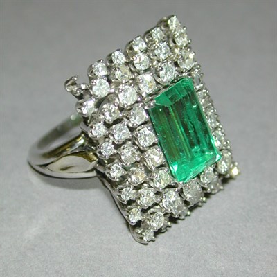 Lot 304 - Diamond and Emerald Ring 14 kt. white gold,...