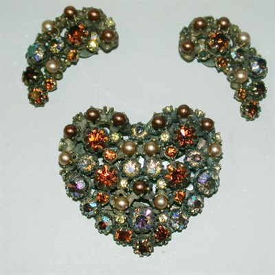 Lot 367 - Schiaparelli Heart Suite French, 1940s...