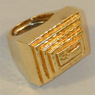 Lot 26 - David Webb Gold Pyramid Ring 18 kt. yellow...