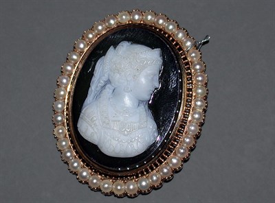 Lot 209 - Hardstone Cameo Pendant The 14 kt. yellow gold...