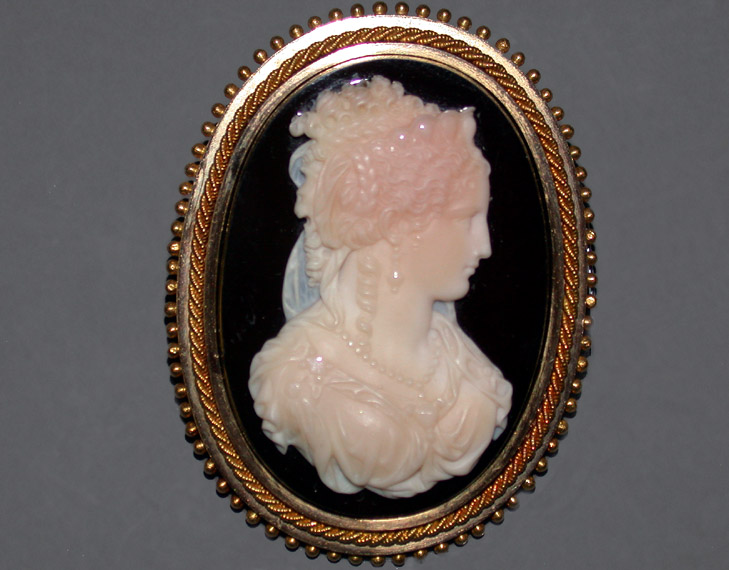 Lot 210 - Hardstone Cameo Pin The 14 kt. yellow gold...