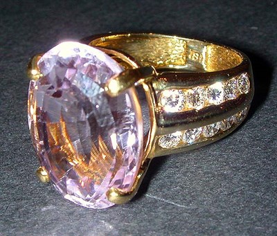 Lot 334 - Kunzite and diamond ring, 18 kt. yellow gold,...