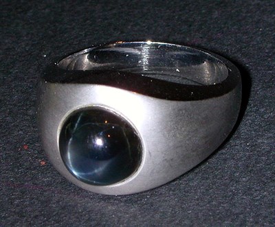 Lot 126 - Gentleman's Black Star Sapphire Ring The 18 kt....