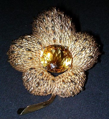 Lot 149 - Citrine Flower Pin 14 kt. yellow gold, having...