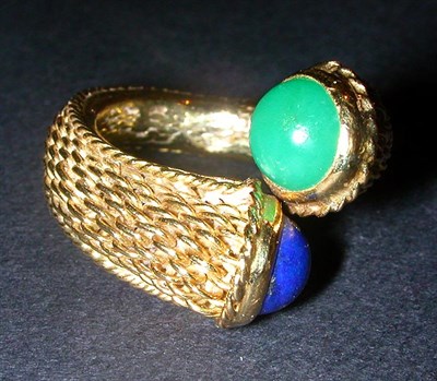 Lot 47 - Lapis Lazuli and Green Onyx Ring The 18 kt....