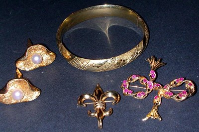 Lot 148 - Lot of assorted gold jewelry, 14 kt. yellow...