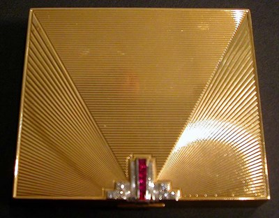 Lot 256 - Gold Compact 14 kt. yellow gold, of...